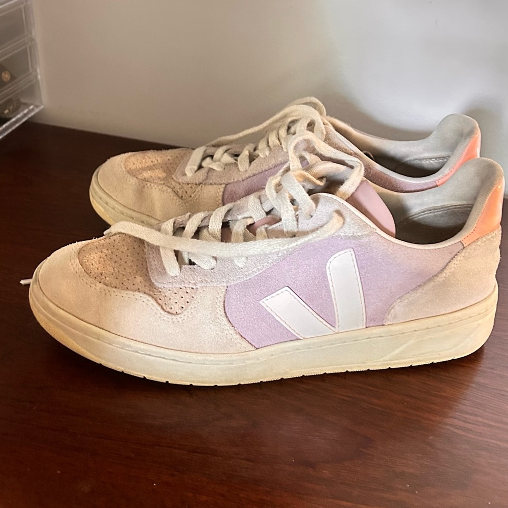 Veja Pale Pink Suede Low-Top Sneakers 8.5 but fits 9